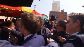 Macron a fost atacat cu roșii la prima ieșire publică după ce a fost reales președinte